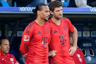 Leroy Sané (li.) und Thomas Müller im aktuellen Heimtrikot des FC Bayern: Die Spielkleidung ist bei hartgesottenen Bayern-Fans nicht unbedingt beliebt.