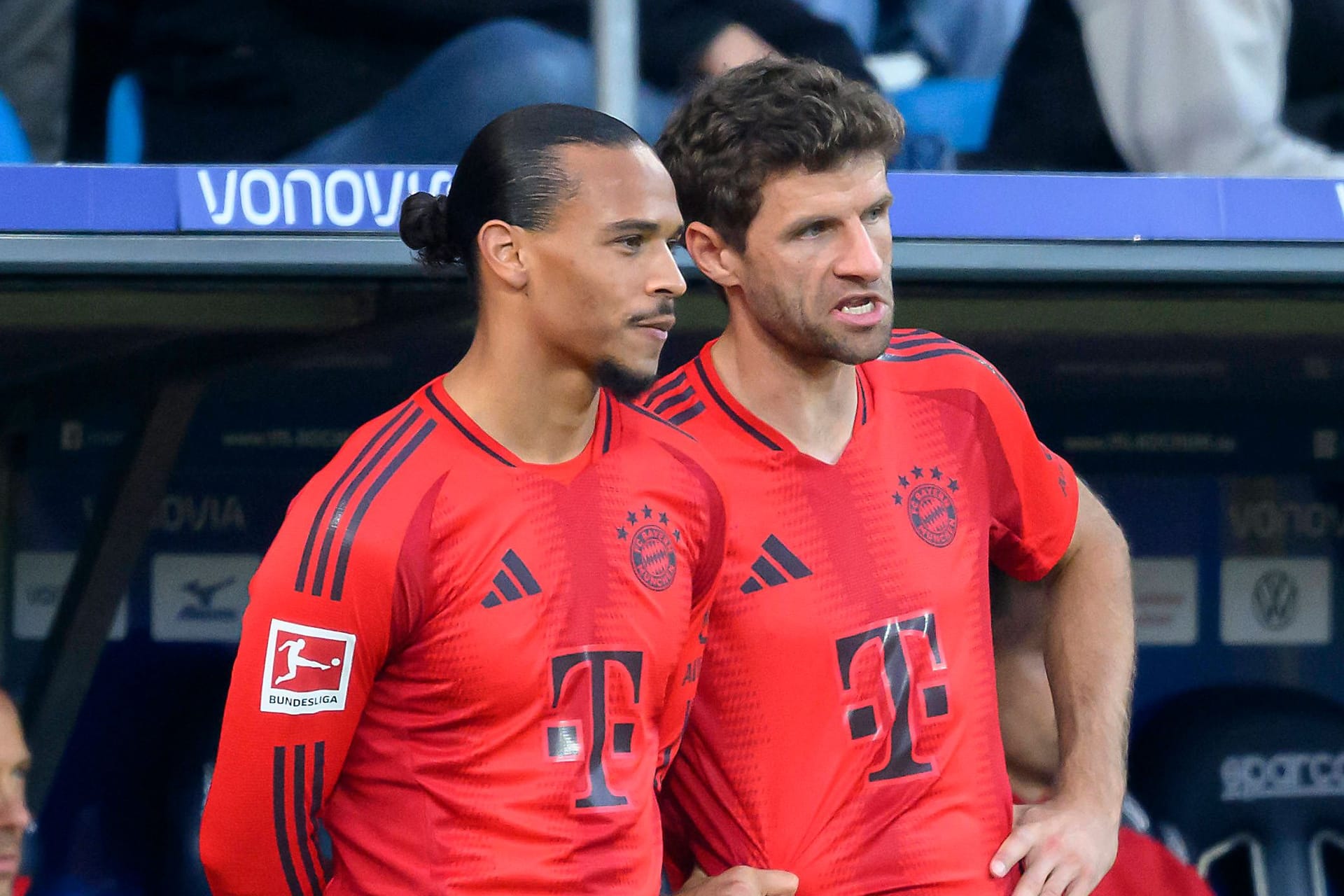 Leroy Sané (li.) und Thomas Müller im aktuellen Heimtrikot des FC Bayern: Die Spielkleidung ist bei hartgesottenen Bayern-Fans nicht unbedingt beliebt.