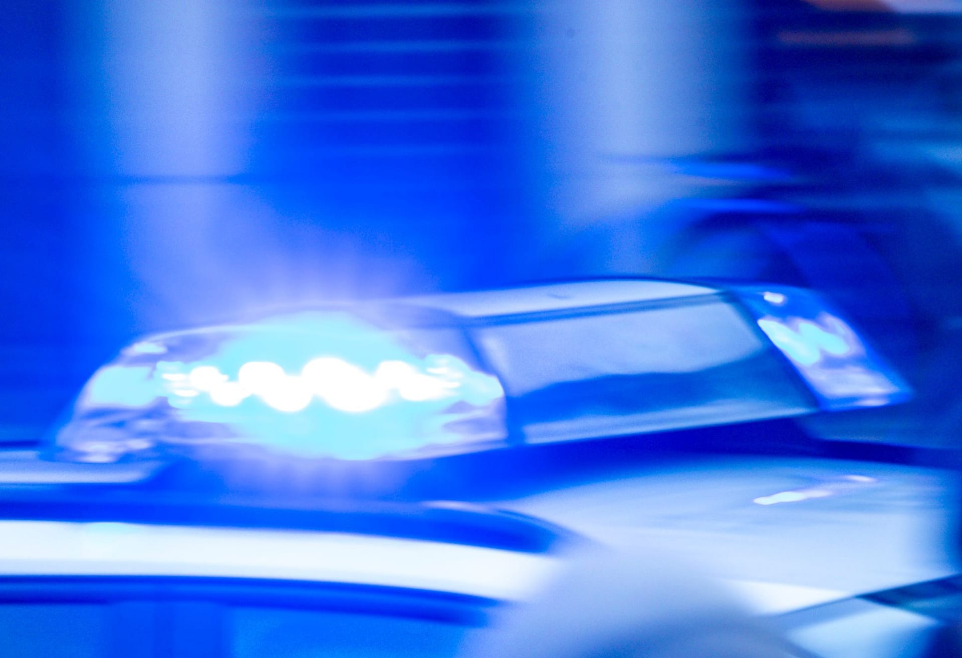 Ein Streifenwagen der Polizei ist mit Blaulicht im Einsatz