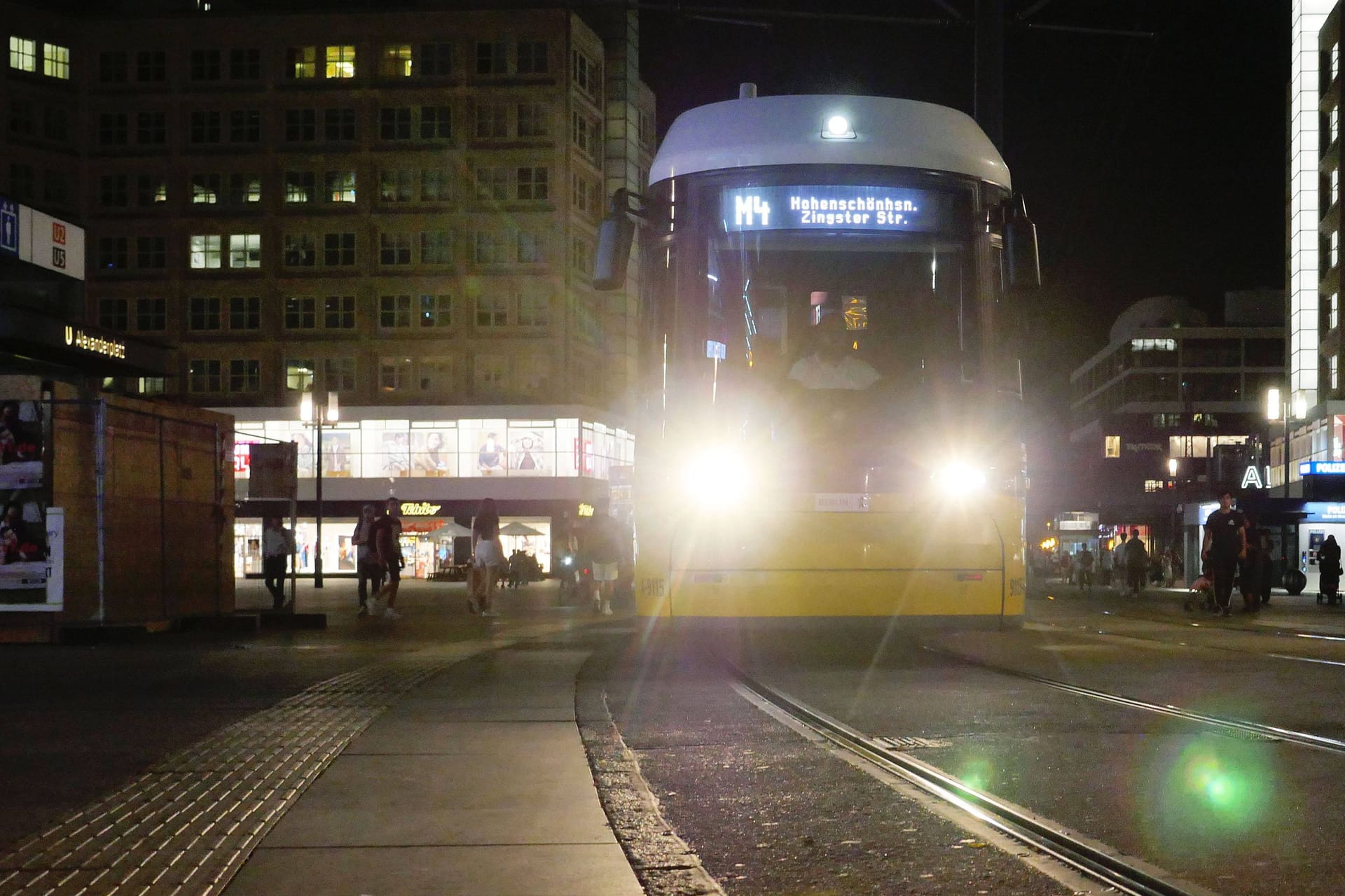 Die Tram-Linie M4 (Symbolbild): Ein Mensch wurde in Berlin von einer Tram überrollt und tödlich verletzt.