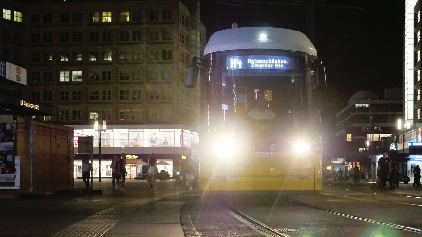 Die Tram-Linie M4 (Symbolbild): Ein Mensch wurde in Berlin von einer Tram überrollt und tödlich verletzt.