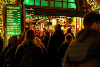 Besucher stehen am Glühweinstand an (Archivbild): Die Kölner Preise bewegen sich im Mittelfeld.