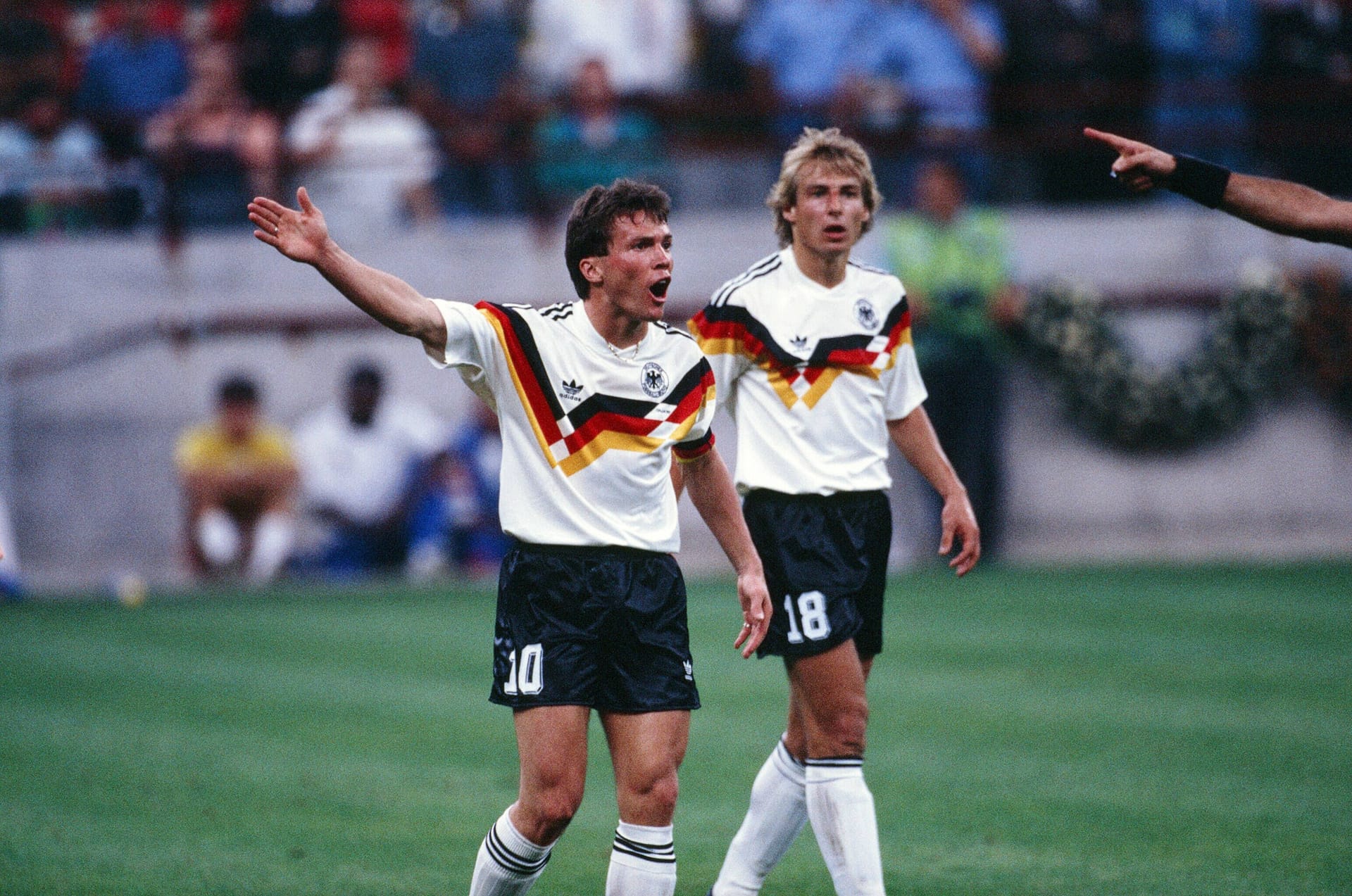 Lothar Matthäus und Jürgen Klinsmann (r.): Beide spielten zusammen in der deutschen Nationalmannschaft und beim FC Bayern.