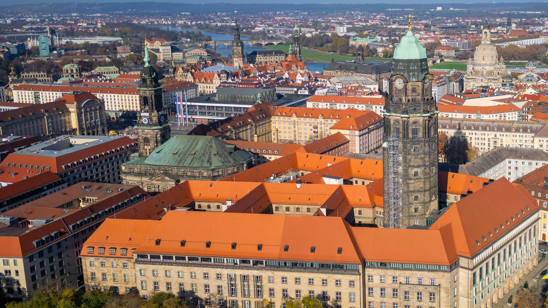 Luftbild des neuen Rathauses in Dresden (Symbolbild): Der Beschuldigte soll in der IT-Abteilung des Bürgeramts in Dresden gearbeitet haben.