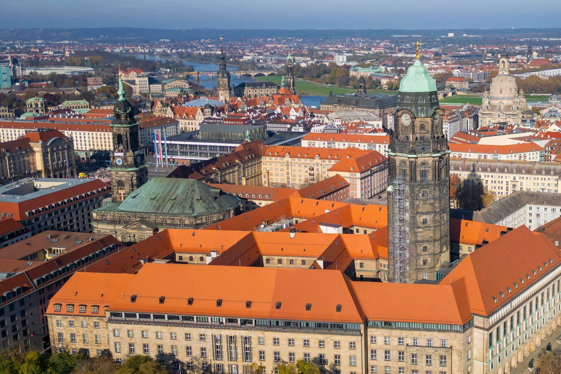 Luftbild des neuen Rathauses in Dresden (Symbolbild): Der Beschuldigte soll in der IT-Abteilung des Bürgeramts in Dresden gearbeitet haben.