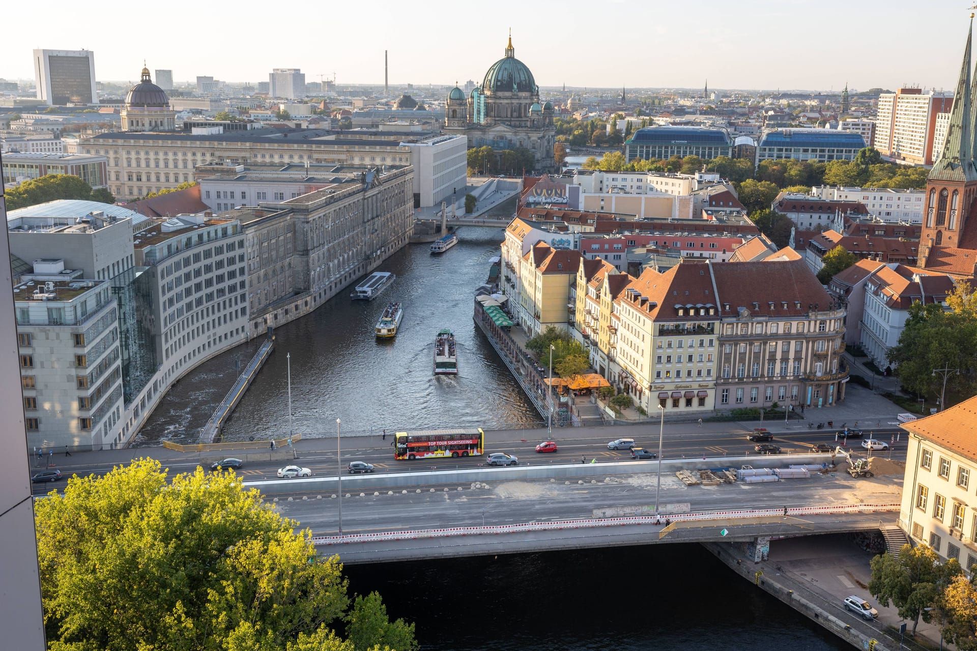 Die Muehlendammbruecke in Berlin Mitte. 21.09.2024, Berlin, GER - Einseitig befahrbare Muehlendammbruecke mit Strassenverkehr., Berlin Berlin Deutschland, DEU