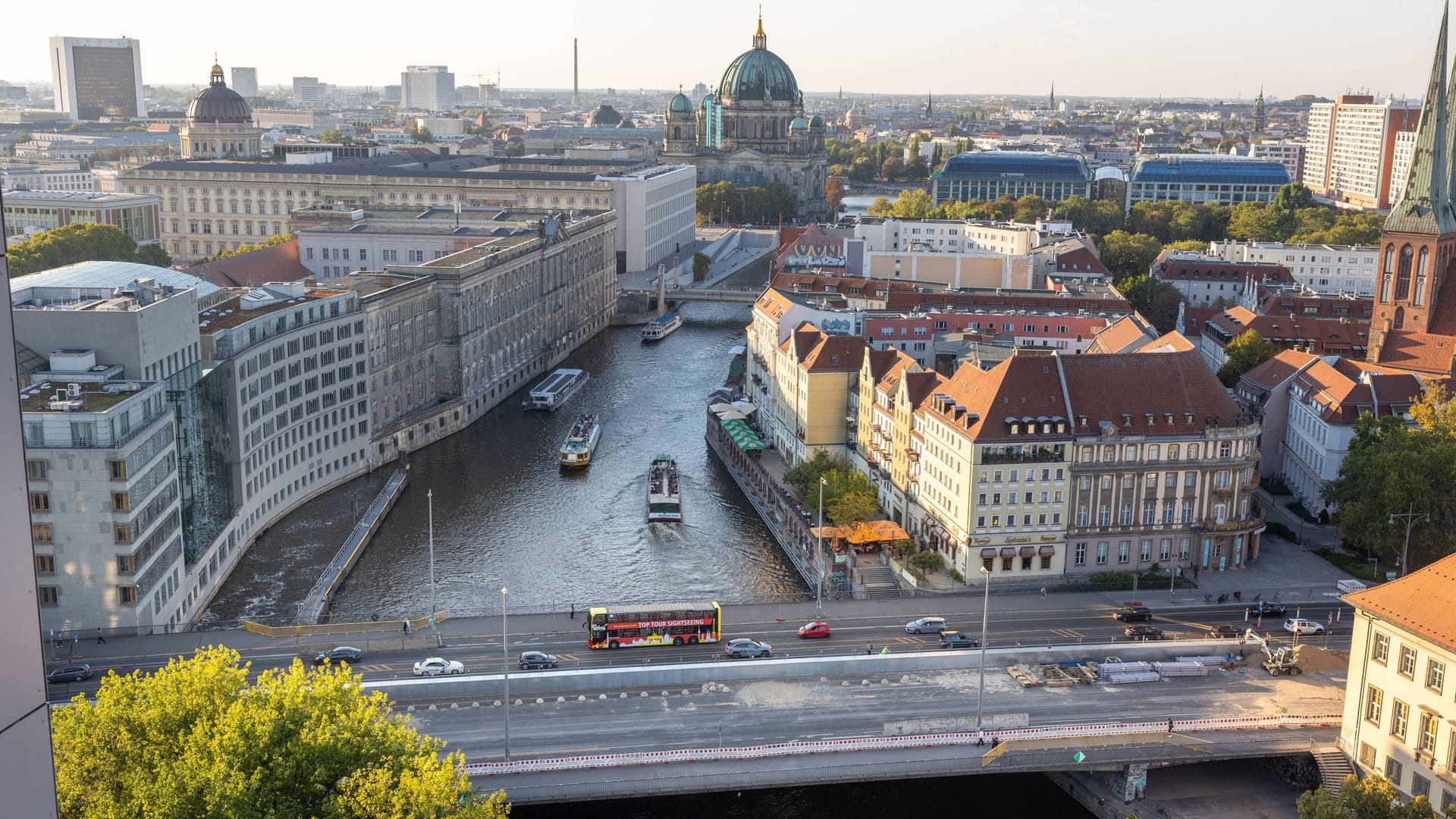 Die Muehlendammbruecke in Berlin Mitte. 21.09.2024, Berlin, GER - Einseitig befahrbare Muehlendammbruecke mit Strassenverkehr., Berlin Berlin Deutschland, DEU