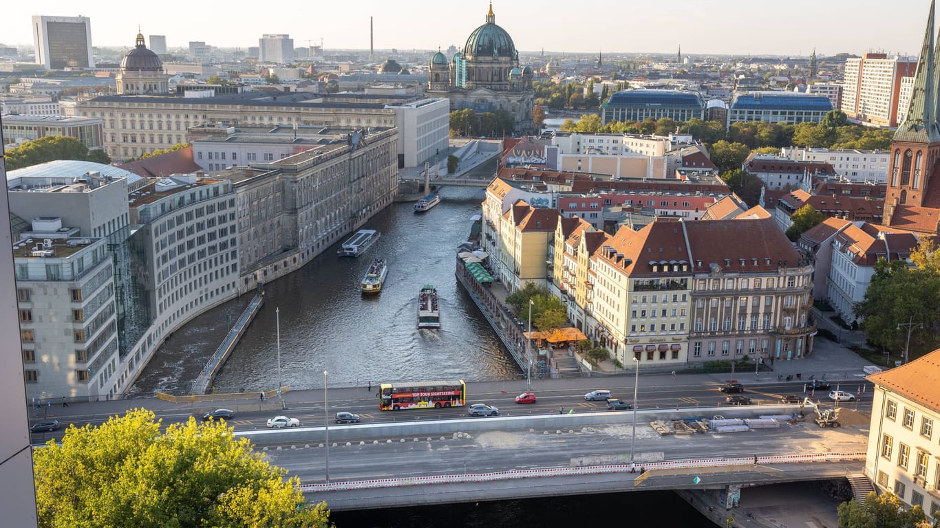 Die Muehlendammbruecke in Berlin Mitte. 21.09.2024, Berlin, GER - Einseitig befahrbare Muehlendammbruecke mit Strassenverkehr., Berlin Berlin Deutschland, DEU