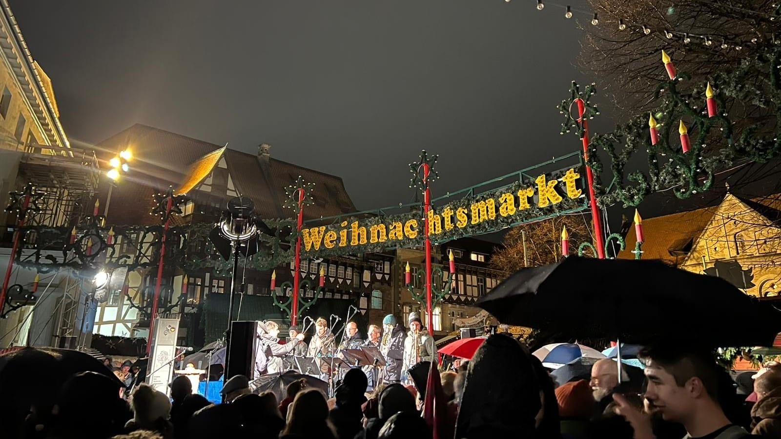 Das Bläserensemble auf dem Weihnachtsmarkt: Zur Eröffnung gab es am Mittwoch Musik.