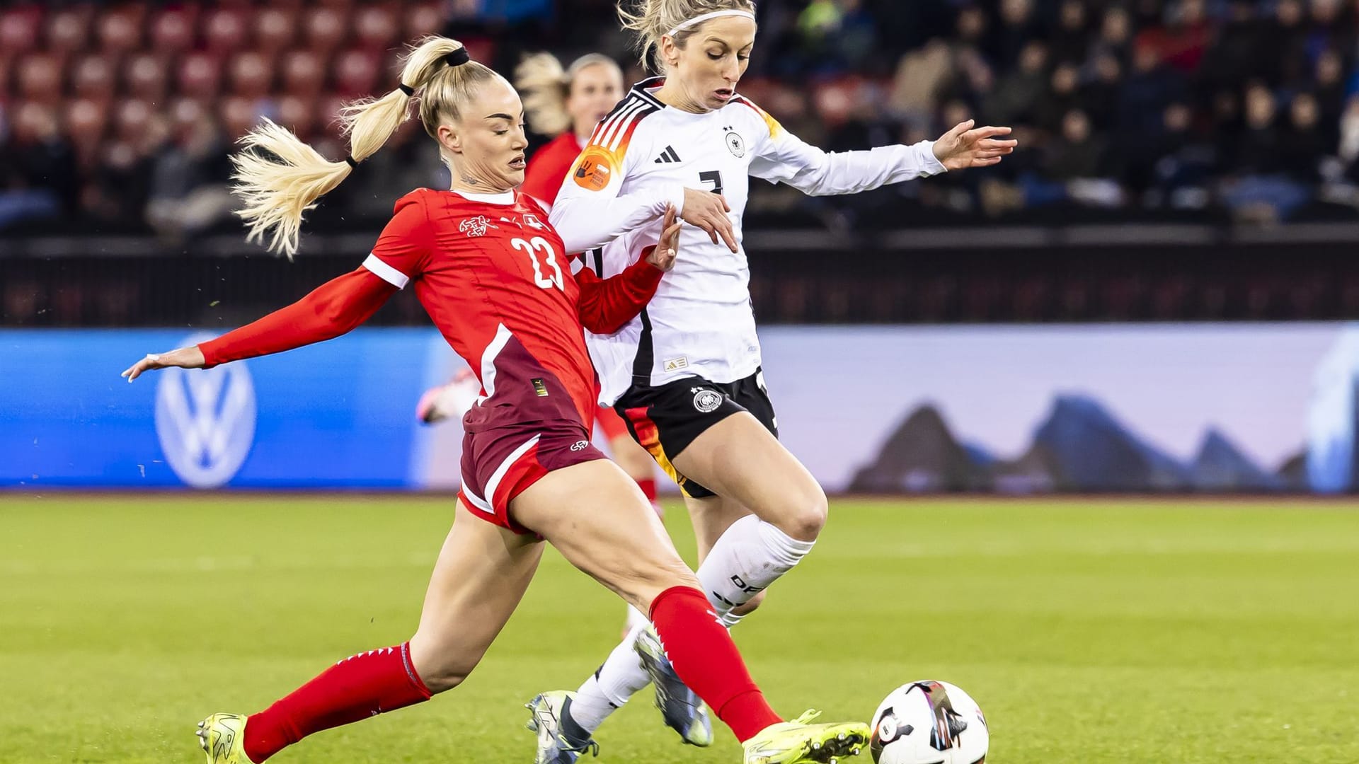 Alisha Lehmann (l.) kämpft mit der deutschen Spielerin Kathrin Hendrich um den Ball: Die Schweizerin hatte bereits gefährliche Aktionen.