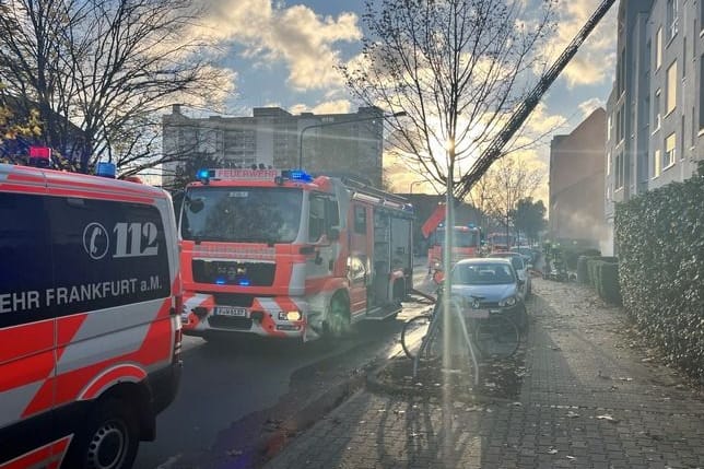 Rettungswagen der Feuerwehr: Einsatzkräfte mussten den Brand in einer Kita löschen.