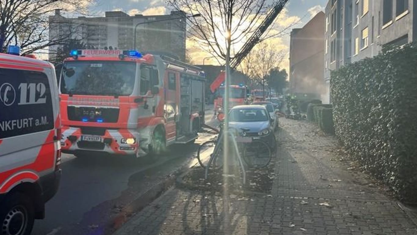 Rettungswagen der Feuerwehr: Einsatzkräfte mussten den Brand in einer Kita löschen.