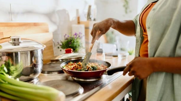 Gut verdaulich: Ein leichtes, nährstoffreiches Abendessen ist ideal, um Magen und Darm in der Nacht nicht zu überlasten.