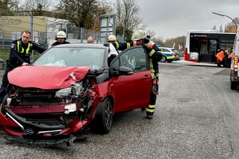 Beschädigter Toyota: Das Fahrzeug ist mit einem Bus kollidiert.