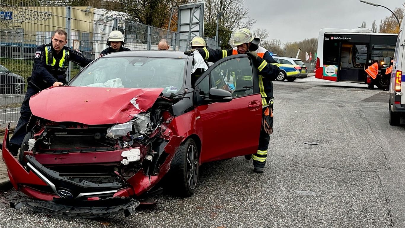 Beschädigter Toyota: Das Fahrzeug ist mit einem Bus kollidiert.