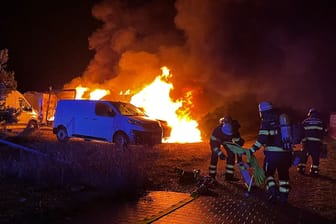 Die Feuerwehr München musste insgesamt acht Kleintransporter im Stadtteil Freiham löschen.