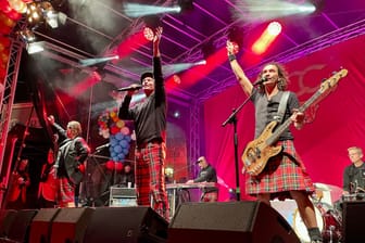 Sorgten für gute Stimmung in Düsseldorf: die Band Brings mit Frontmann Peter Brings (Mitte).