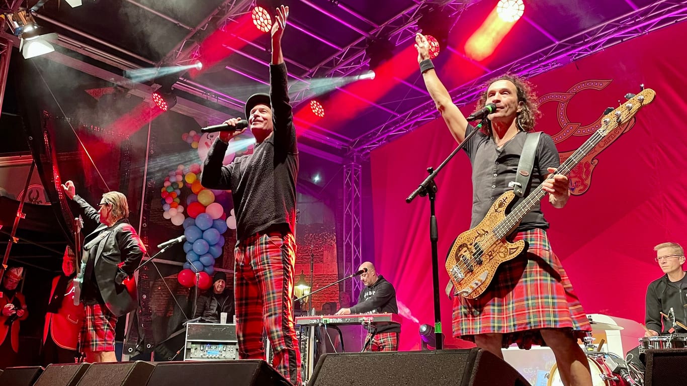 Sorgten für gute Stimmung in Düsseldorf: die Band Brings mit Frontmann Peter Brings (Mitte).