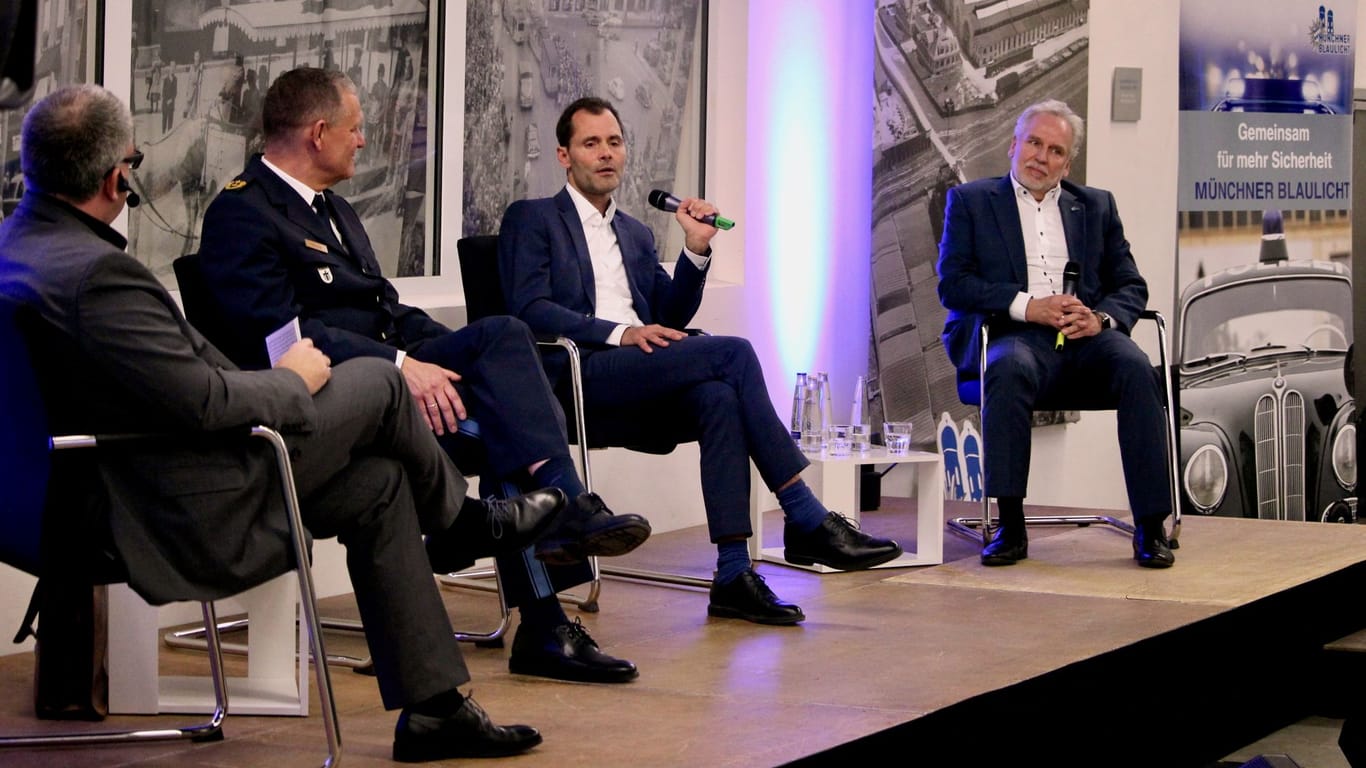 Moderator Tobias Kurzmaier (links), Polizeipräsident Thomas Hampel, der Leiter der Task Force Hauptbahnhof, Sebastian Groth, sowie Robert Kopp, Vorsitzender des Vereins Münchner Blaulicht: Vorrangiges Thema bei der Talkrunde war der Alte Botanische Garten.