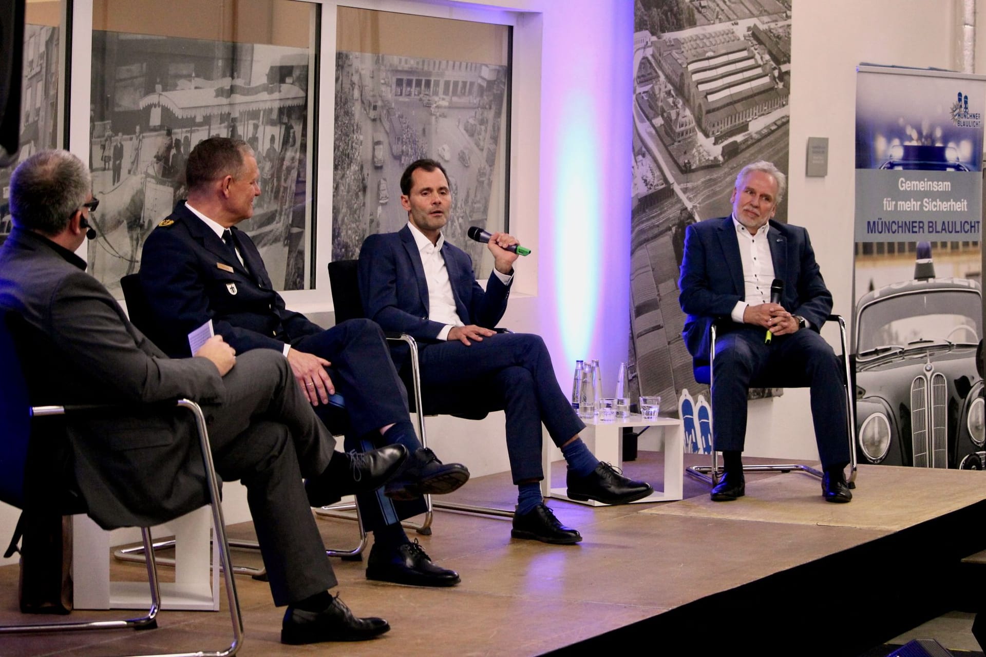 Moderator Tobias Kurzmaier (links), Polizeipräsident Thomas Hampel, der Leiter der Task Force Hauptbahnhof, Sebastian Groth, sowie Robert Kopp, Vorsitzender des Vereins Münchner Blaulicht: Vorrangiges Thema bei der Talkrunde war der Alte Botanische Garten.