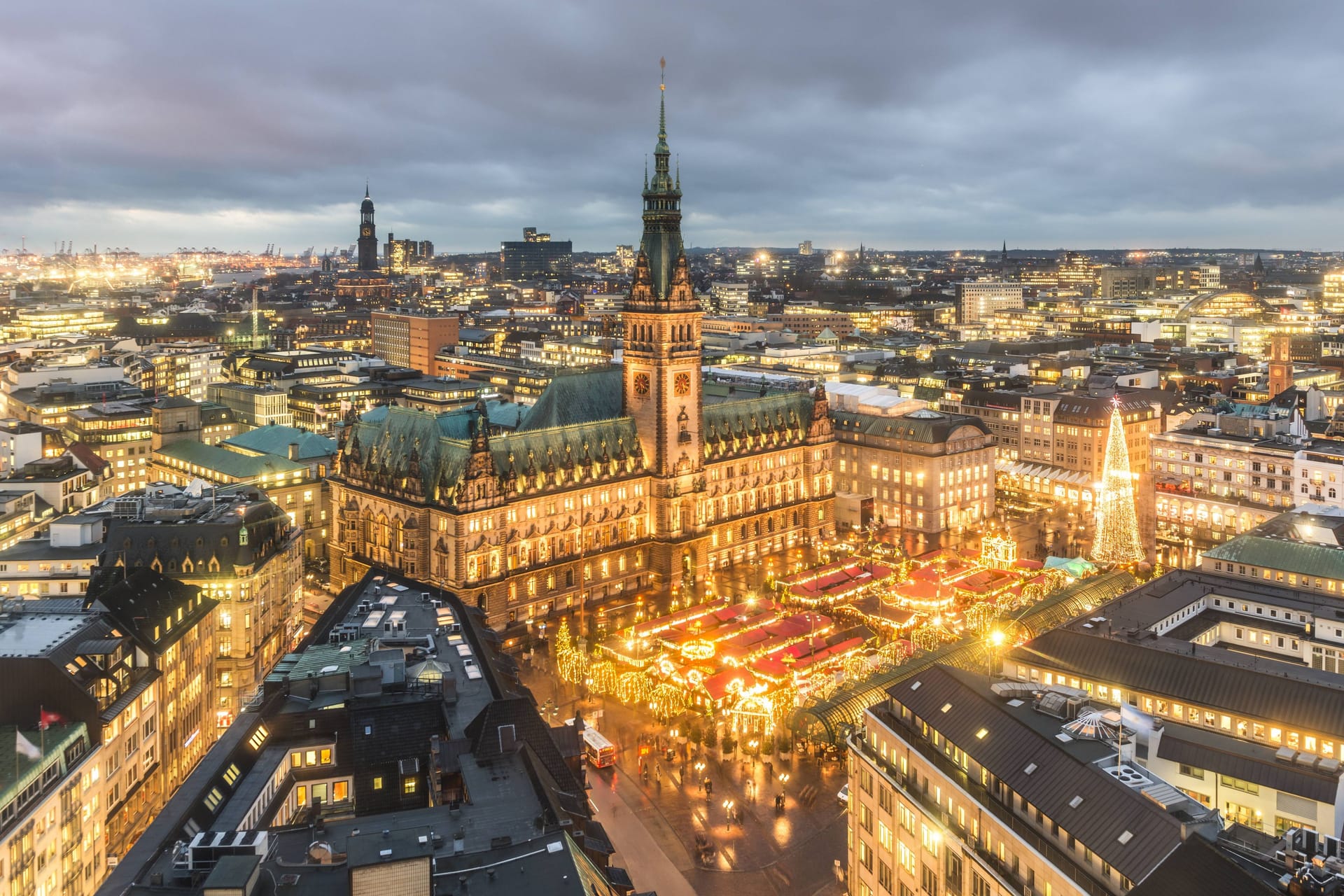 Der historische Weihnachtsmarkt auf dem Hamburger Rathausmarkt ist vom 25. November bis 23. Dezember 2024 geöffnet.