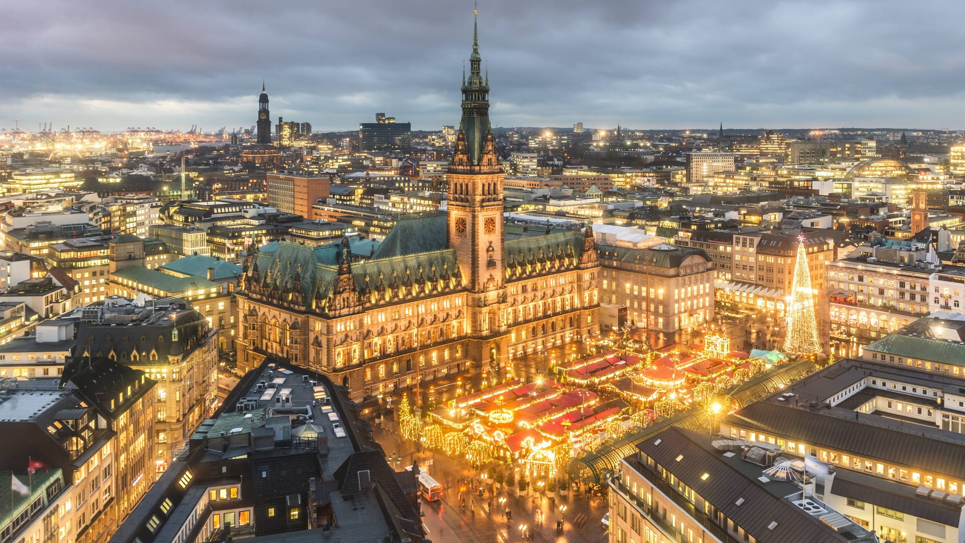 Der historische Weihnachtsmarkt auf dem Hamburger Rathausmarkt ist vom 25. November bis 23. Dezember 2024 geöffnet.