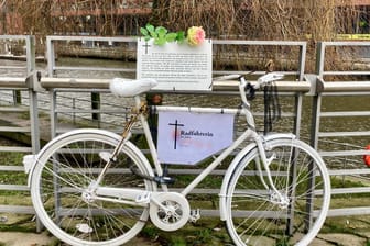 Zur Erinnerung an die getötete Radfahrerin hat der ADFC ein sogenanntes "Ghost Bike" an der Unfallstelle an der Osakaallee aufgestellt.