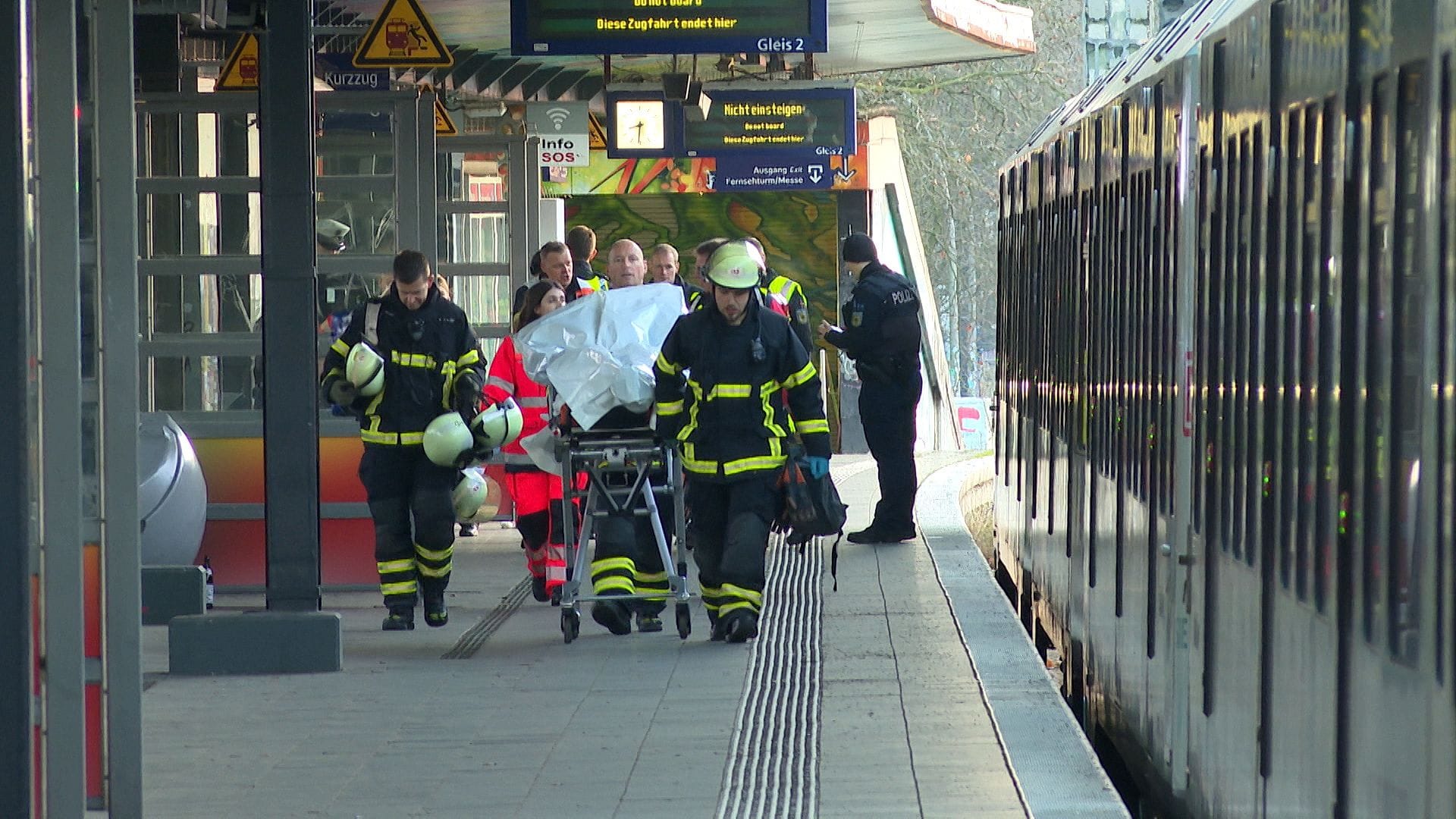 An der Haltestelle Hamburg Sternschanze kam es am Freitagmorgen zu einem tödlichen Unfall: Ein Mann wurde zwischen Zug und Bahnsteig eingeklemmt.