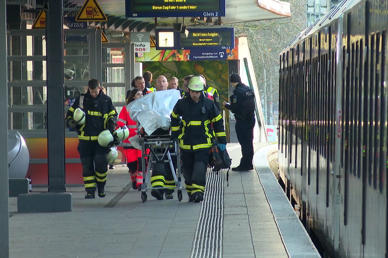 An der Haltestelle Hamburg Sternschanze kam es am Freitagmorgen zu einem tödlichen Unfall: Ein Mann wurde zwischen Zug und Bahnsteig eingeklemmt.