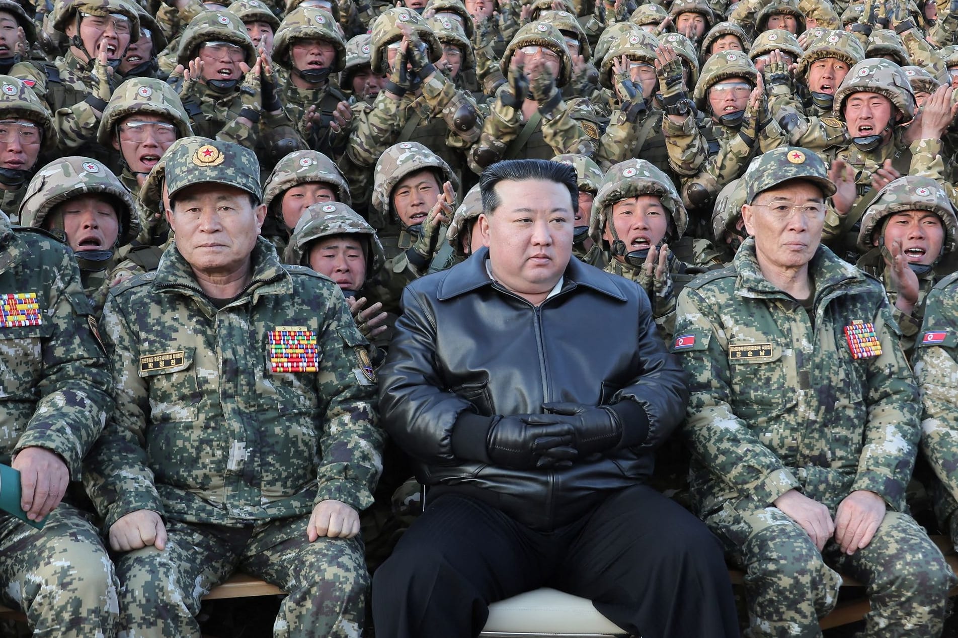 Nordkoreas Gewaltherrscher Kim Jong un (M.) bei einer Militärübung im März 2024.