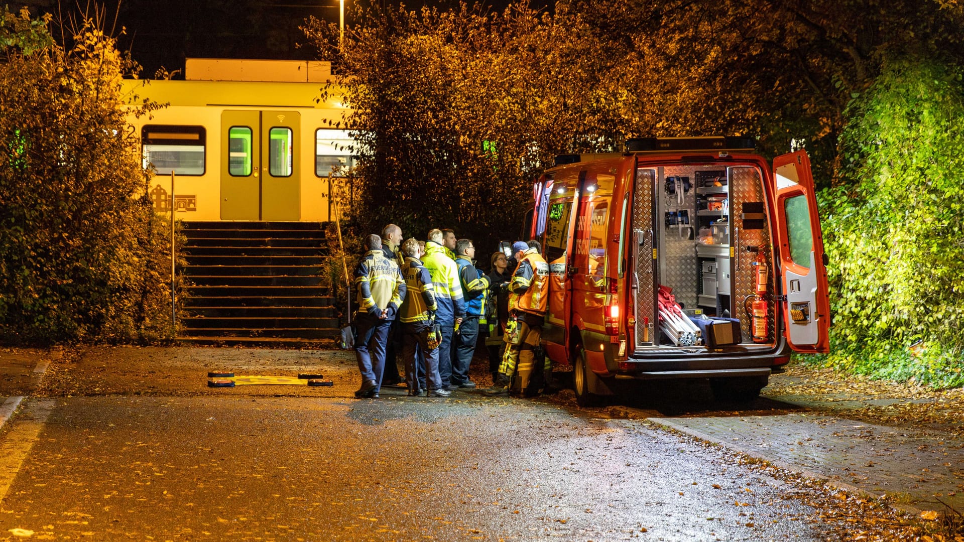 Am Montagabend kam es an den Bahnhöfen Kray-Süd und Steele-Ost S zu größeren Suchaktionen der Feuerwehr.