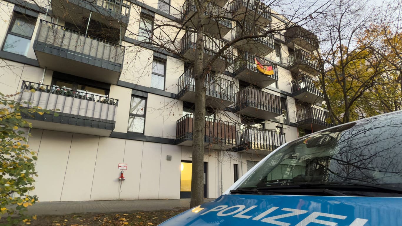 Ein Polizeiwagen steht vor einem Mehrfamilienhaus im Stadtteil Marzahn: Die Mordkommission ermittelt wegen des Verdachts eines Tötungsdeliktes.