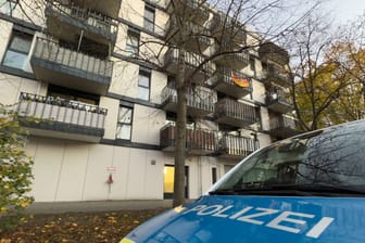 Ein Polizeiwagen steht vor einem Mehrfamilienhaus im Stadtteil Marzahn: Die Mordkommission ermittelt wegen des Verdachts eines Tötungsdeliktes.