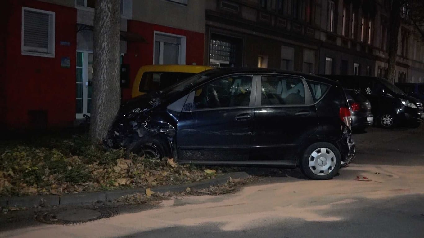 Das Ende einer Unfallfahrt: Ein Fahrer flüchtete nach einem Unfall und landet vor einem Baum.