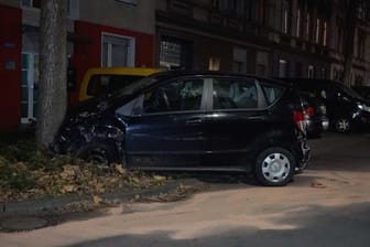 Das Ende einer Unfallfahrt: Ein Fahrer flüchtete nach einem Unfall und landet vor einem Baum.