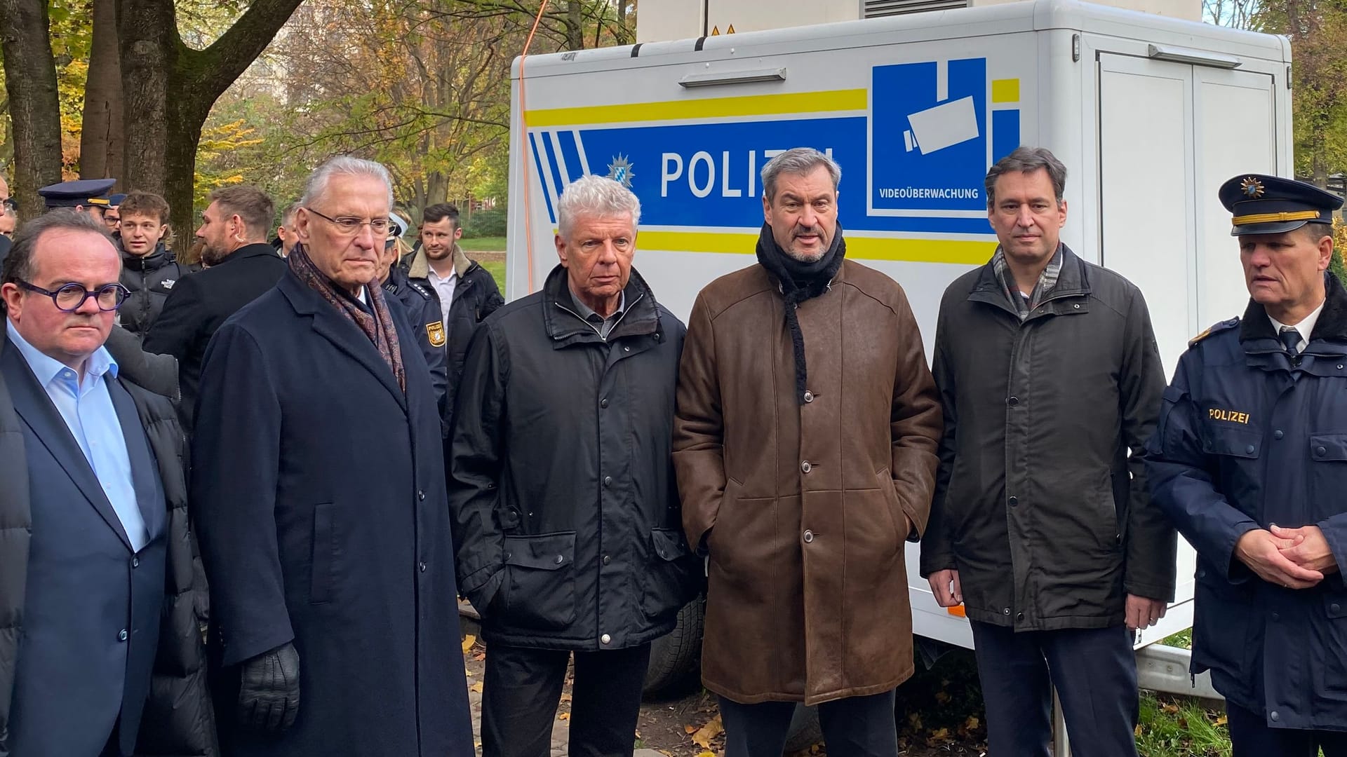 Machten sich am Donnerstagmorgen ein Bild von der Situation im Alten Botanischen Garten (v.l.): Innenminister Joachim Herrmann, OB Dieter Reiter, Ministerpräsident Markus Söder, Justizminister Georg Eisenreich und der Leiter des Polizeipräsidiums Thomas Hampel.