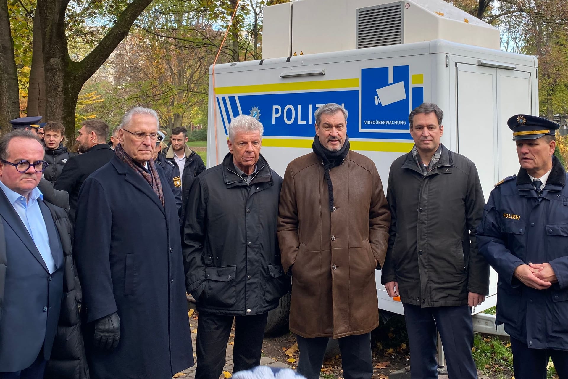 Machten sich am Donnerstagmorgen ein Bild von der Situation im Alten Botanischen Garten (v.l.): Innenminister Joachim Herrmann, OB Dieter Reiter, Ministerpräsident Markus Söder, Justizminister Georg Eisenreich und der Leiter des Polizeipräsidiums Thomas Hampel.