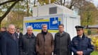 Machten sich am Donnerstagmorgen ein Bild von der Situation im Alten Botanischen Garten (v.l.): Innenminister Joachim Herrmann, OB Dieter Reiter, Ministerpräsident Markus Söder, Justizminister Georg Eisenreich und der Leiter des Polizeipräsidiums Thomas Hampel.