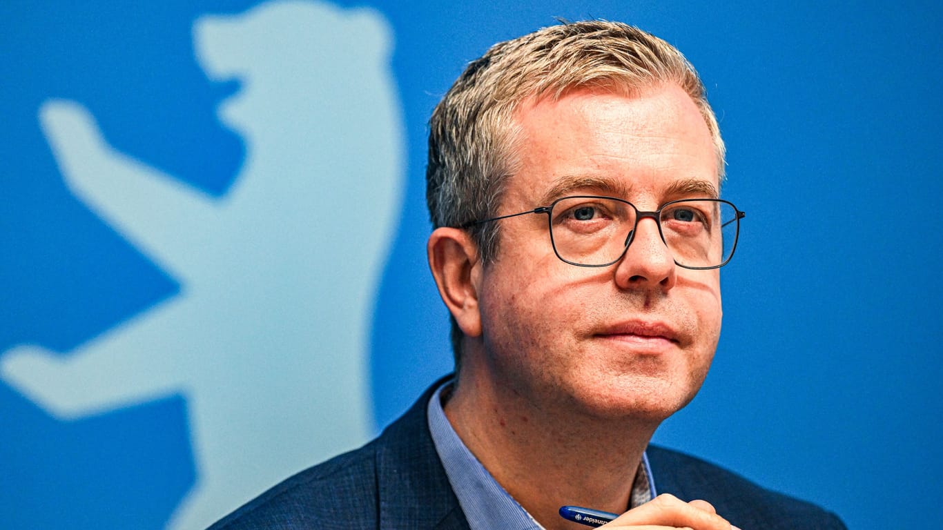 Finanzsenator Stefan Evers (CDU) bei einer Pressekonferenz. (Archivfoto)