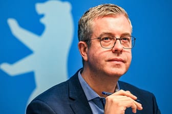 Finanzsenator Stefan Evers (CDU) bei einer Pressekonferenz. (Archivfoto)