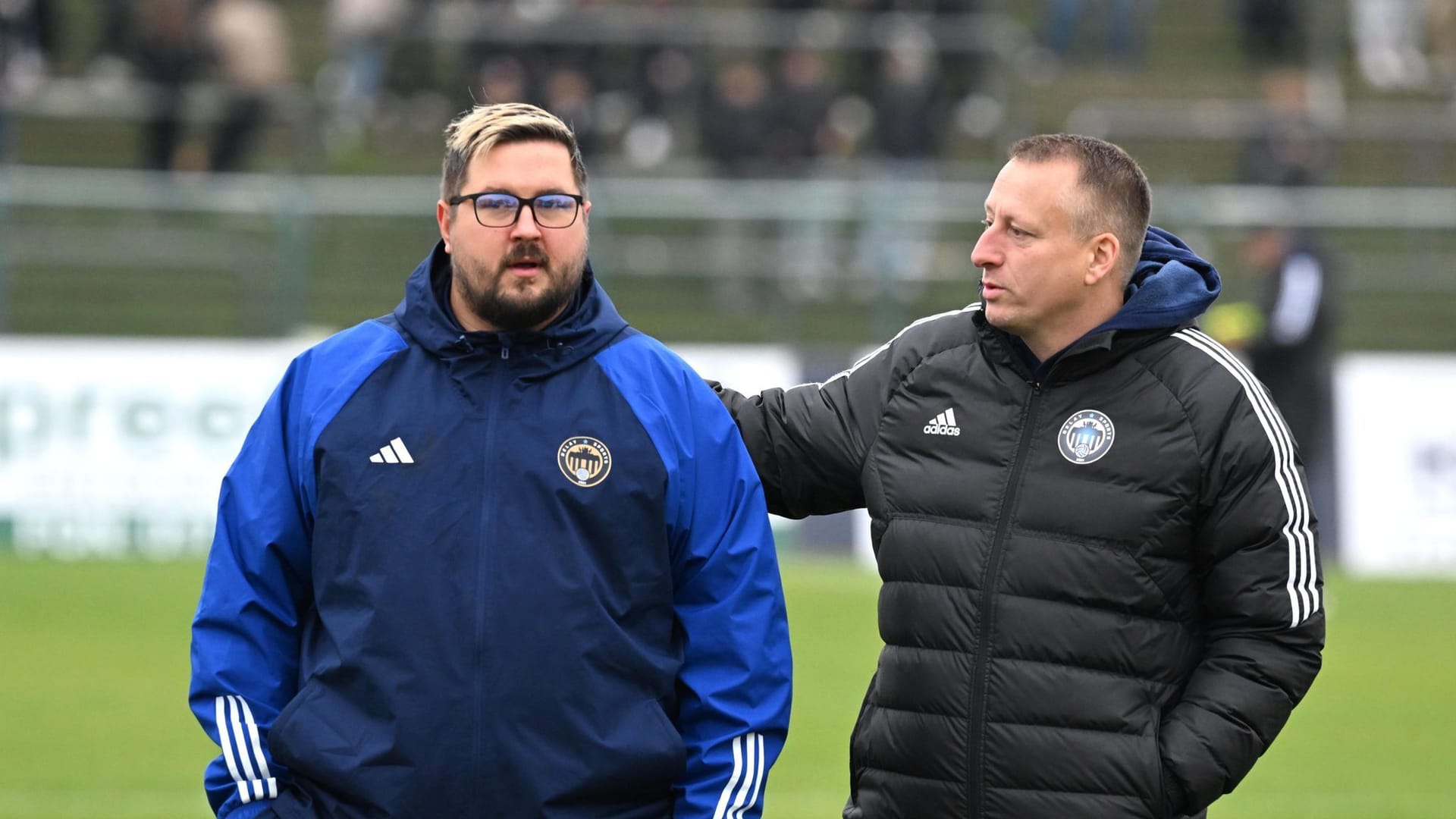 16.11.2024, Berlin: Fußball: Pokal Berlin, Delay Sports - BFC Dynamo, Achtelfinale, Sportforum Hohenschönhausen, Trainer Andreas Schild (r) von Sports Delay unterhält sich vor dem Spiel mit seinem seinem Co-Trainer Kevin Pannewitz (l).