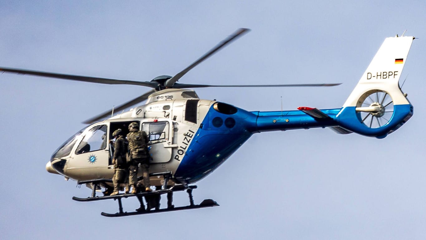 Bayerischer Polizeihubschrauber (Symbolbild): Die Beamten fahndeten unter anderem mit einem Helikopter.