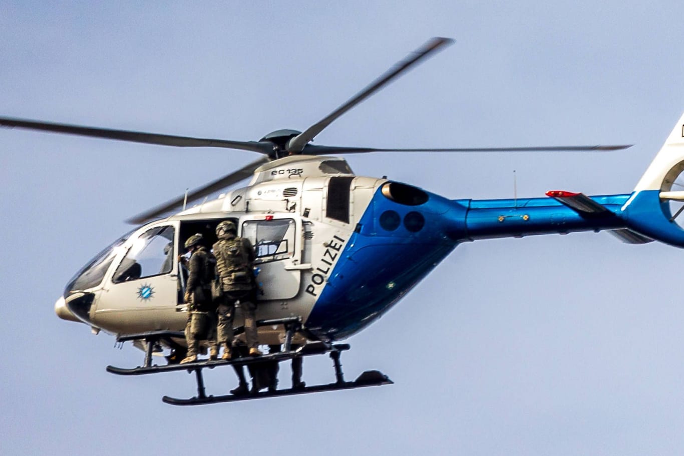 Bayerischer Polizeihubschrauber (Symbolbild): Die Beamten fahndeten unter anderem mit einem Helikopter.