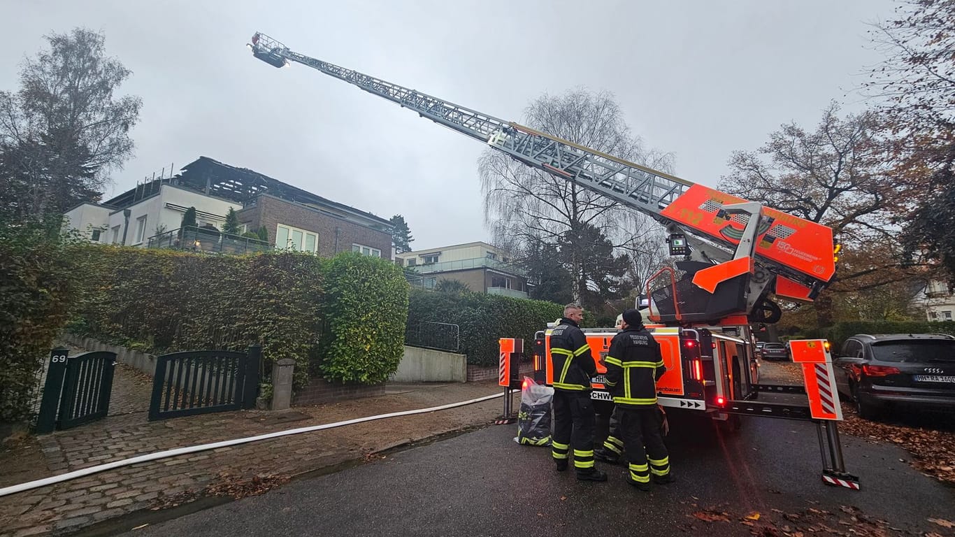 Hamburg: Ein Dachstuhlbrand in einer Stadtvilla erforderte einen arbeitsintensiven Einsatz der Hamburger Feuerwehr.