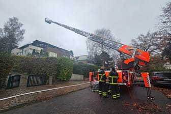 Hamburg: Ein Dachstuhlbrand in einer Stadtvilla erforderte einen arbeitsintensiven Einsatz der Hamburger Feuerwehr.