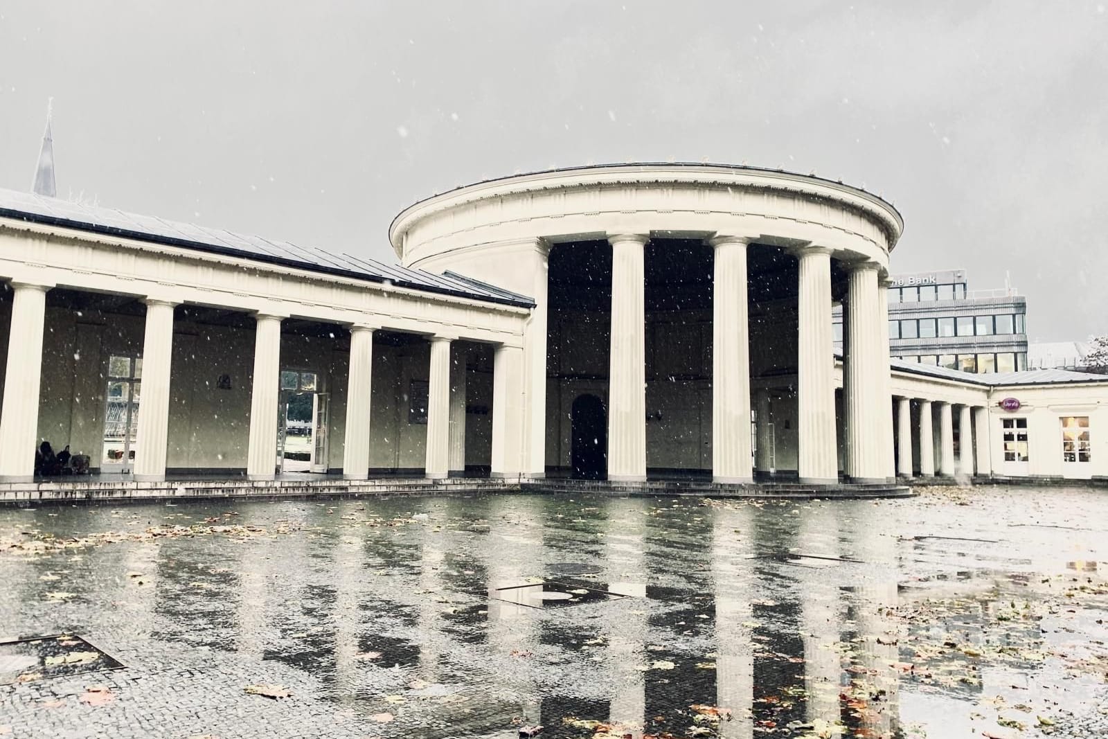 Wintereinbruch in der Kaiserstadt: Auf dem Boden bleibt der Schnee bisher nicht liegen.