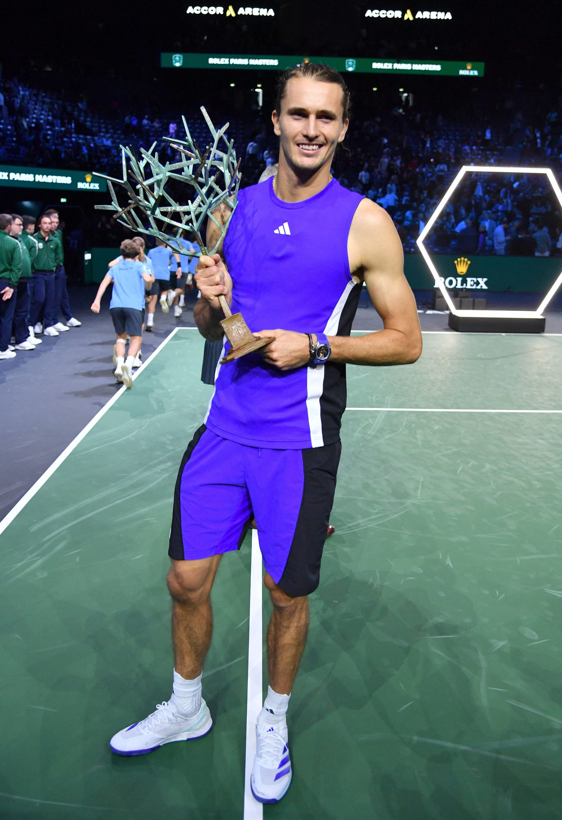 Alexander Zverev posiert mit seinem Pokal.