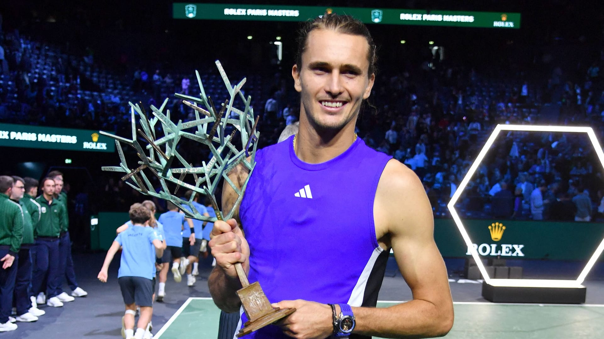 Alexander Zverev posiert mit seinem Pokal.