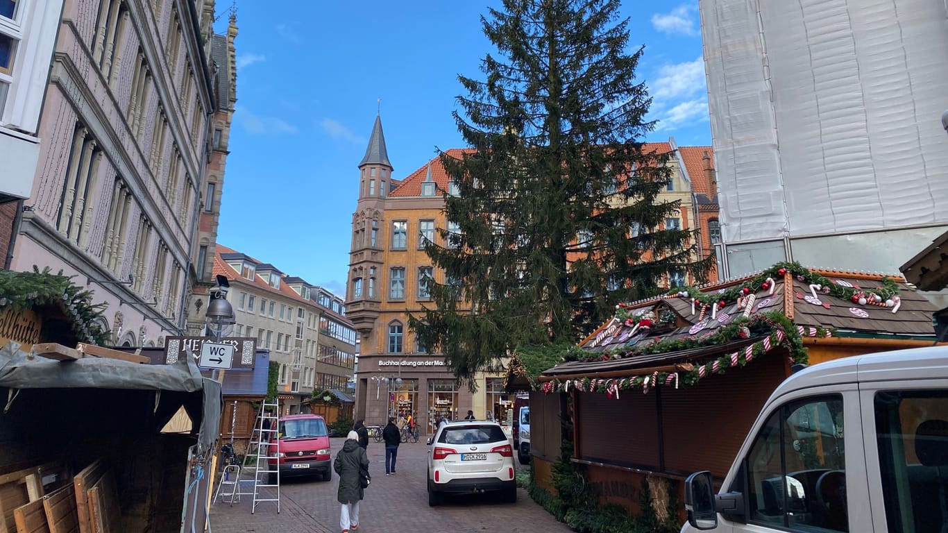 Der Weihnachtsmarkt rund um die Marktkirche wird aufgebaut – rechts ist der eingehüllte Kirchturm zu sehen.