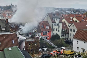 Einsatzkräfte der Feuerwehr löschen einen Brand in der Innenstadt von Esslingen.